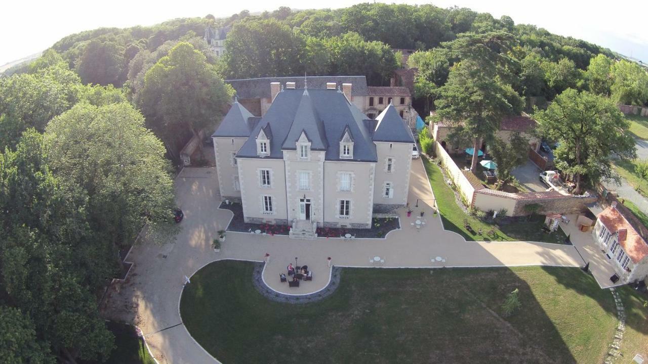 Le Petit Chateau Des Cedres Mouchamps Exterior photo