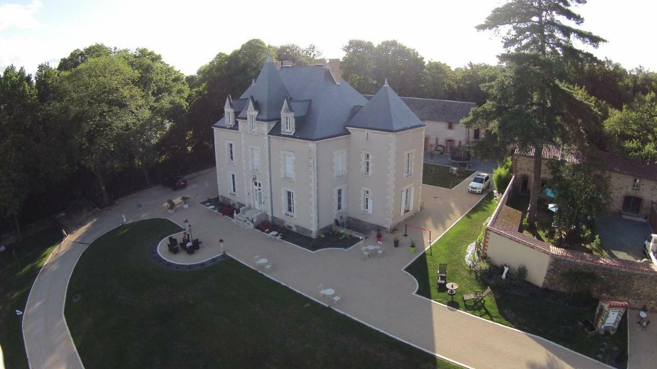 Le Petit Chateau Des Cedres Bed & Breakfast Mouchamps Exterior photo