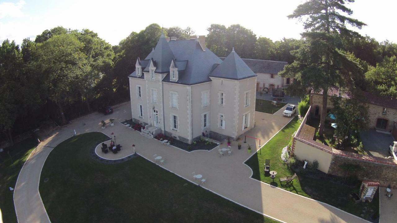 Le Petit Chateau Des Cedres Mouchamps Exterior photo