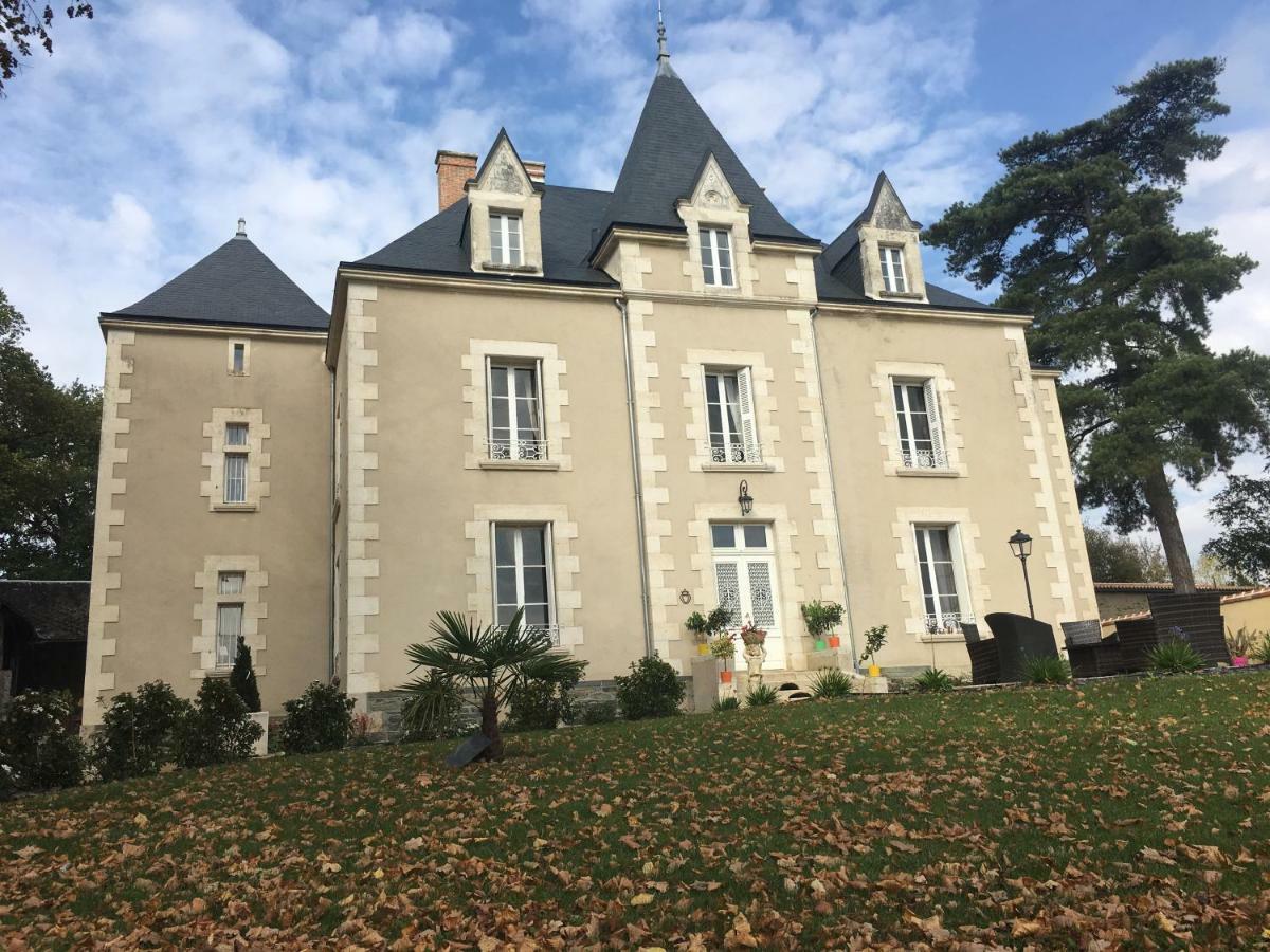Le Petit Chateau Des Cedres Mouchamps Exterior photo