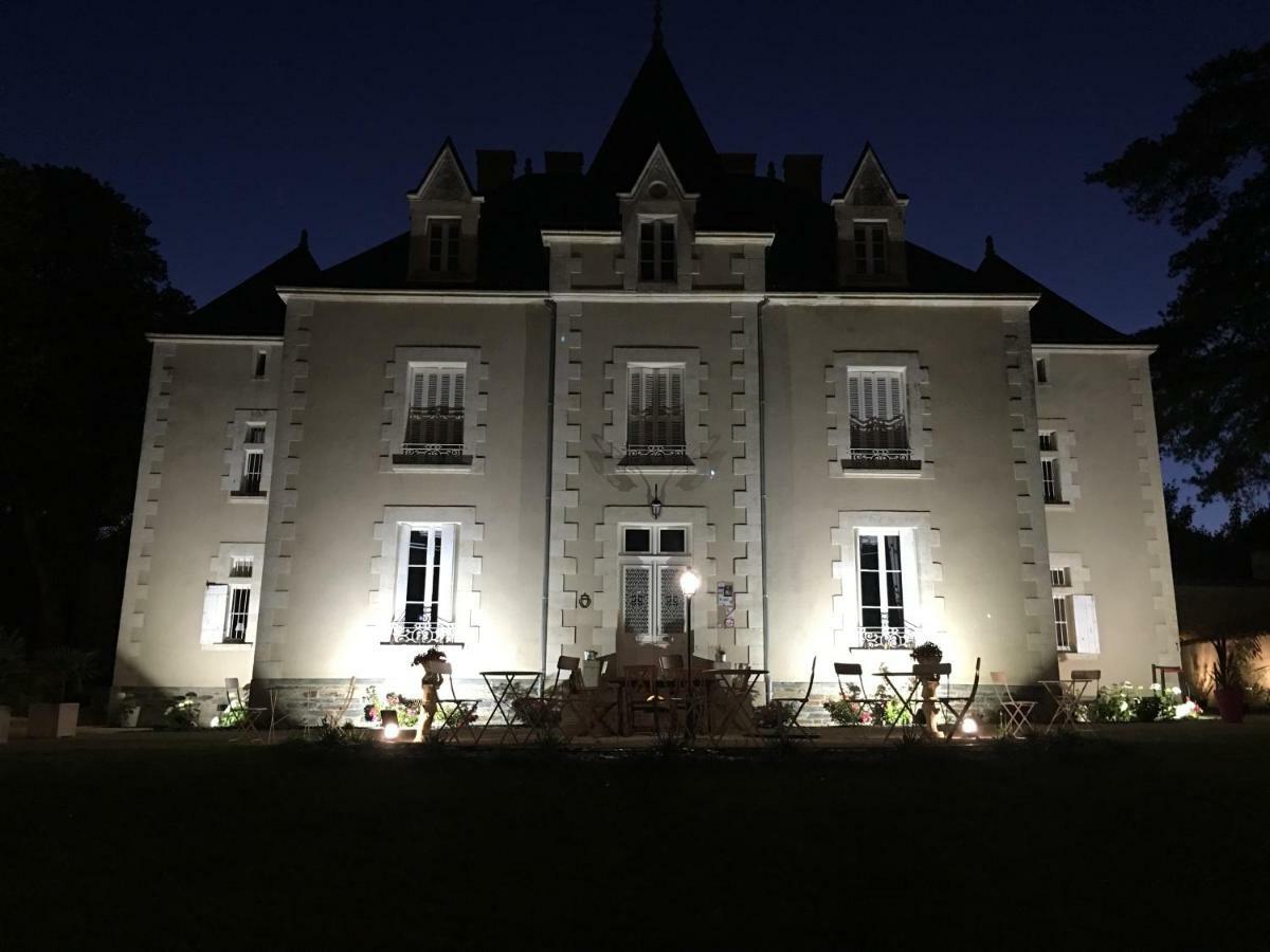 Le Petit Chateau Des Cedres Mouchamps Exterior photo