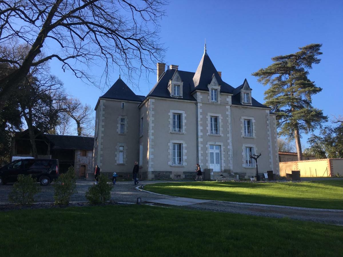 Le Petit Chateau Des Cedres Mouchamps Exterior photo