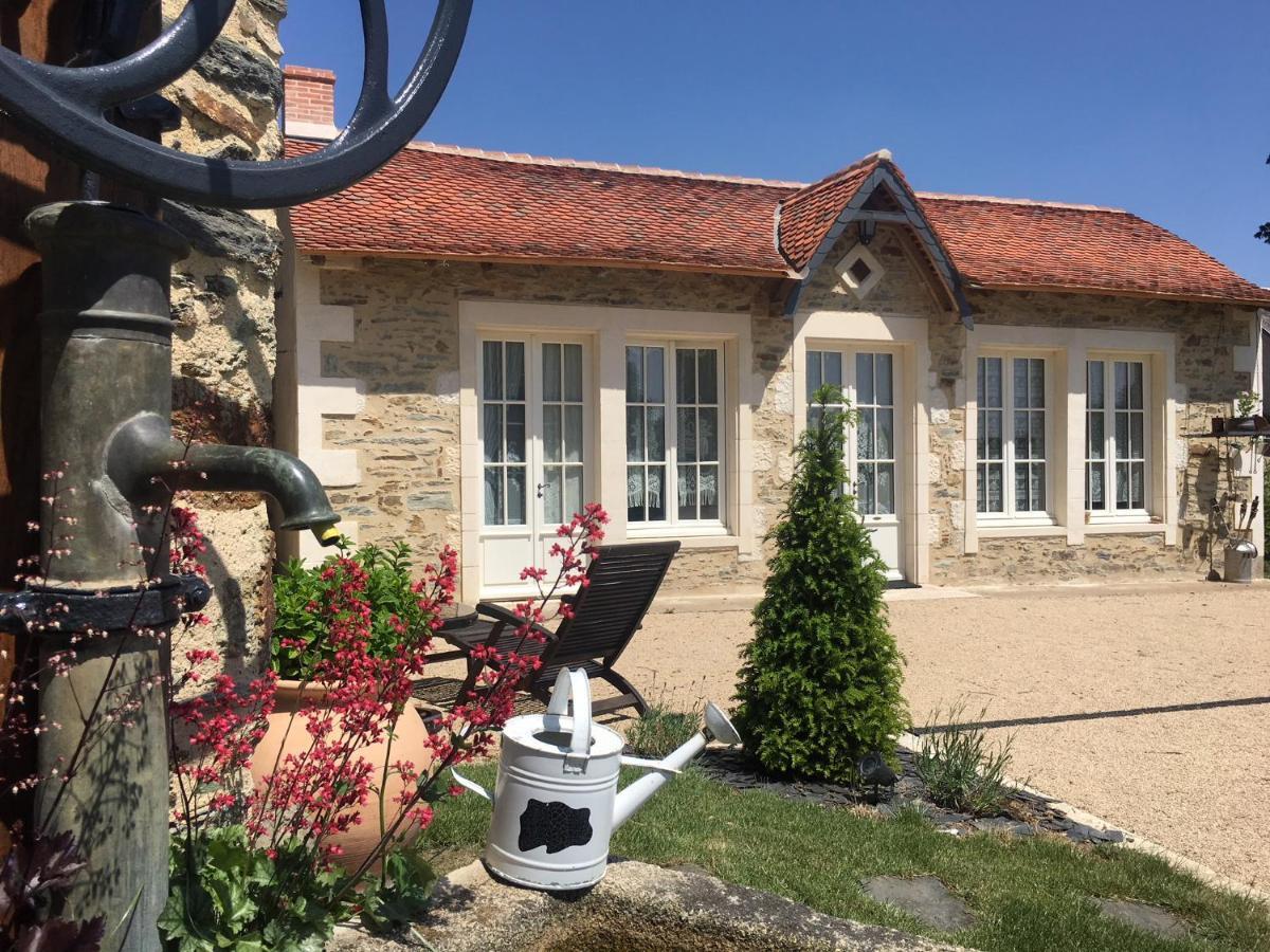 Le Petit Chateau Des Cedres Mouchamps Exterior photo